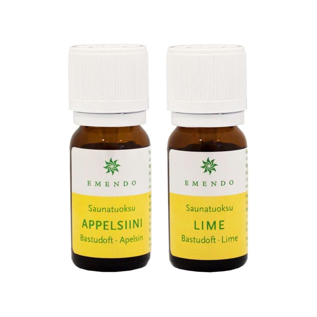 Emendo Saunatuoksu 2-pack Appelsiini & Lime; kaksi ruskeaa sylinterinmuotoista pulloa valkoisin muovikorkein; etiketit mattapintaisia, toinen vihreä ja toinen keltainen, molemmissa Emendo-logo ja selkeä musta groteskiteksti "Appelsiini" ja "Lime"; etiketeissä vähäistä kuvitusta; tausta vaalea ja tasaisesti valaistu, ei ympäristöä tai rekvisiittaa näkyvissä, ei ihmisiä.