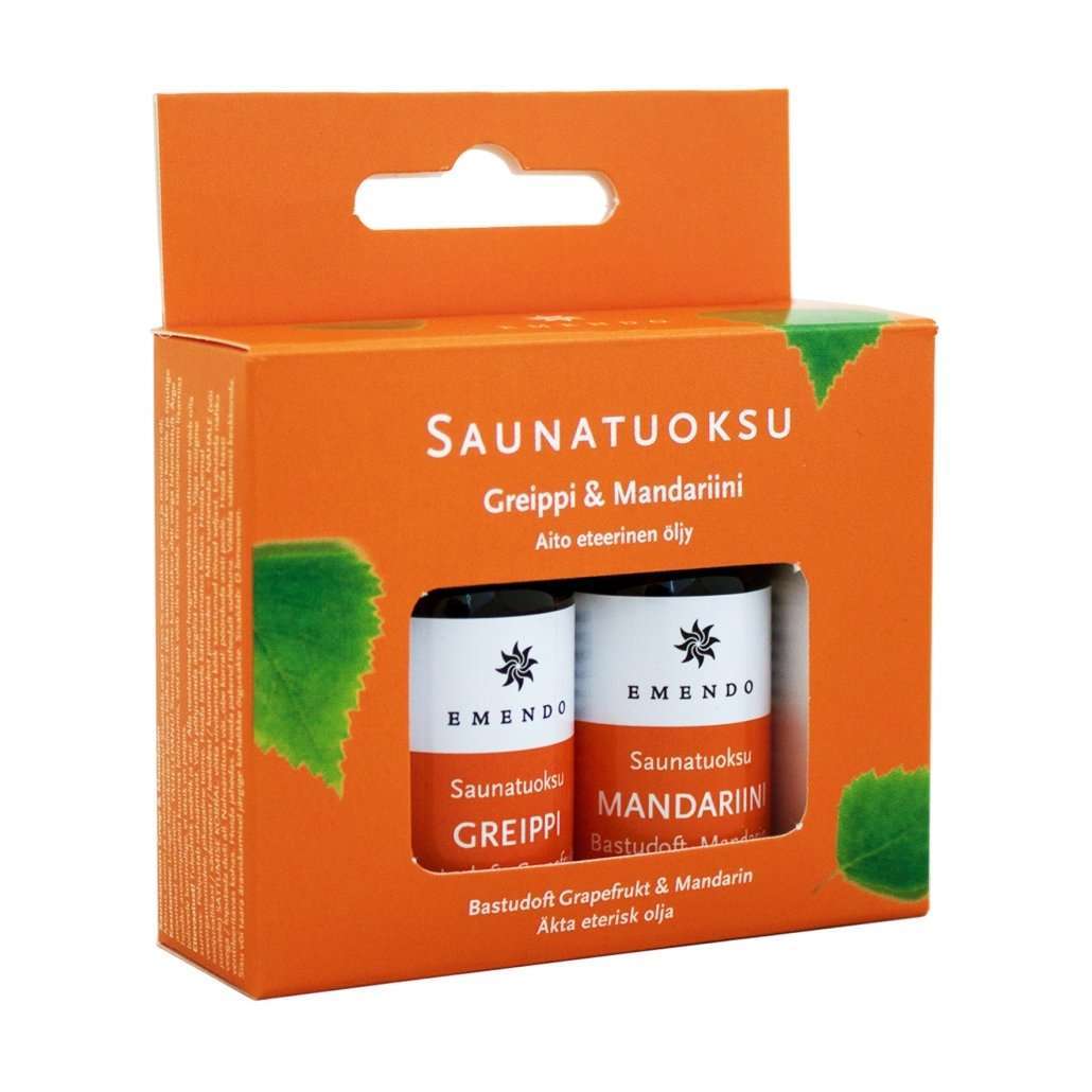 Emendo Saunatuoksu 2-pack Greippi & Mandariini; oranssi pakkaus, sisältää kaksi sylinterinmuotoista lasipulloa muovikorkeineen, toinen greippi- ja toinen mandariinituoksuinen; pulloissa suorakulmaiset paperietiketit; pakkauksessa painettuja vihreitä lehtiä; laatikon ja pullojen etiketeissä yksinkertainen groteskikirjasin; lähikuva neutraalilla taustalla, ei ihmisiä.