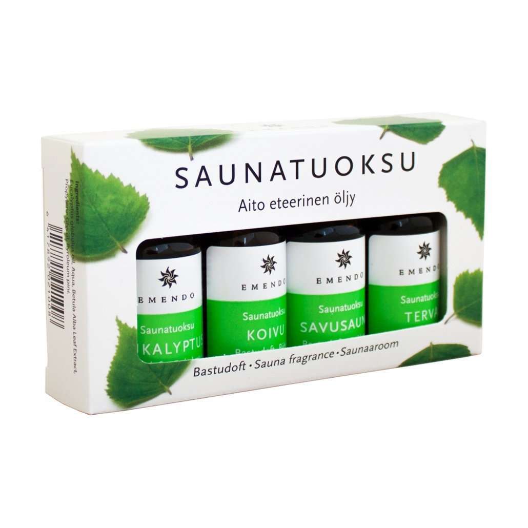 Emendo Saunatuoksu 4-pack; rasia neljälle Emendo-saunatuoksupullolle merkinnöin KALYPTUS, KOIVU, SAVUSAUNA ja TERVA; pullot lieriömäisiä tummin korkein; pahvipakkaus mattapinnalla, vihreitä koivunlehtikuvituksia; mustaa groteskitypografiaa valkoisella pohjalla; suomenkielinen teksti pakkauksen etuosassa; ei ihmisiä näkyvissä, tuote kuvattu neutraalia taustaa vasten.