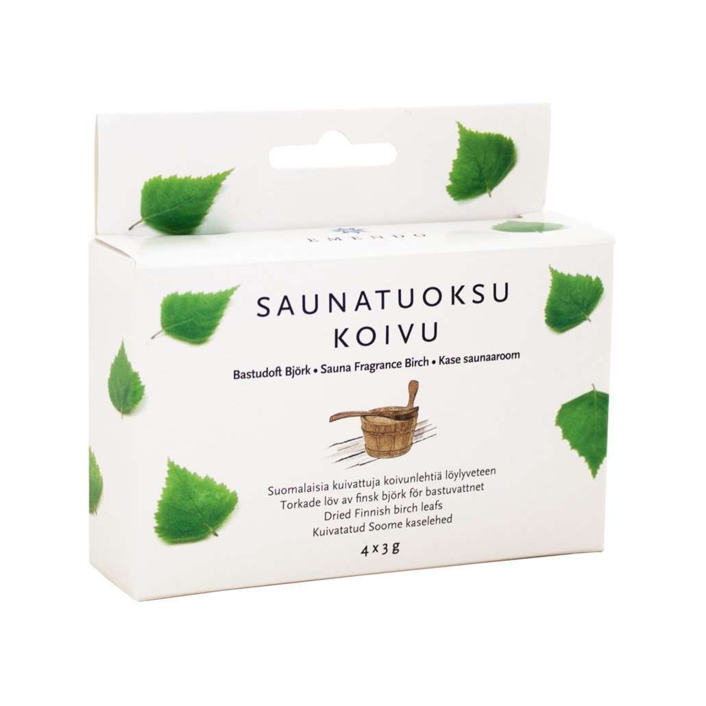 Emendo Saunatuoksu Koivu 4-pack; valkoinen suorakulmainen rasia näyttää tuotenimen "Saunatuoksu Koivu" lihavoiduin tummanvihrein groteskikirjaimin; etusuunnittelussa kuvituksia eloisan vihreistä koivunlehdistä ja vaaleanruskeasta puisesta saunaämpäristä kauhoineen; pakkaus mattapintaista pahvia; etiketissä tekstiä useilla kielillä; ei ihmisiä tai käsiä näkyvissä; neutraali tausta, keskitetty tuotekuva.