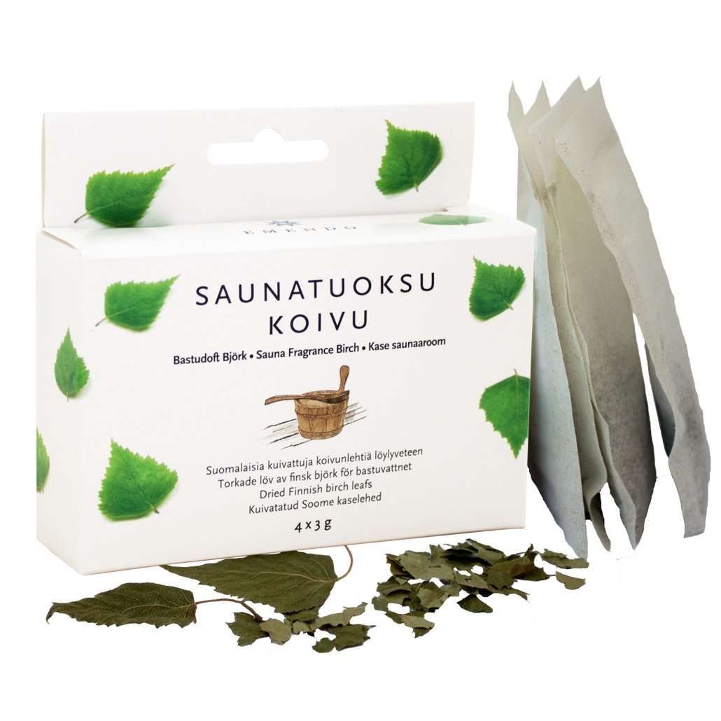 Emendo Saunatuoksu Koivu 4-pack; rasia tekstillä "Saunatuoksu Koivu", vihrein koivunlehtikuvituksin, esillä tuoksupussien ja kuivattujen koivunlehtien kera edessä; rasia suorakulmainen mattapahvia, etiketissä groteskitekstiä valkoisella pohjalla; pienet tuoksupussipakkaukset ja irralliset kuivat lehdet näkyvissä; tausta neutraali tasaisessa valaistuksessa; ei ihmisiä tai käsiä; suoraviivainen tuotekuva silmän tasolta.
