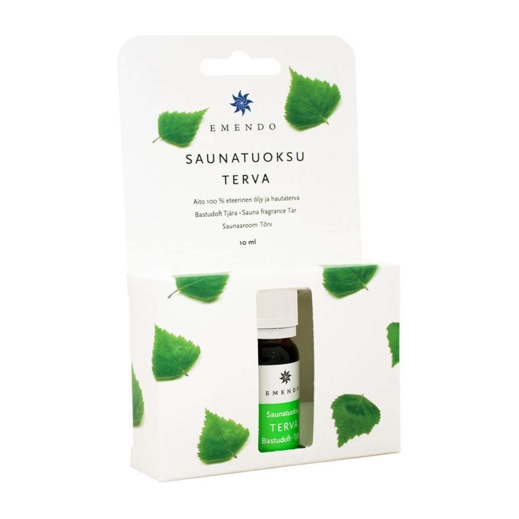 Emendo Saunatuoksu Terva, 10 ml; meripihkanvärinen lasipullo valkoisella kierrekorkilla, pakattuna suorakulmaiseen valkoiseen pahvilaatikkoon; laatikossa kuvituksena vihreitä koivunlehtiä ja tummanvihreää groteskitekstiä; sekä pakkaus että pullo kertovat tuotenimen ja tilavuuden; ei ihmisiä tai käsiä, kuvattu vaalealla taustalla.