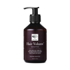 Hair Volume Shampoo; tumma, lieriön muotoinen ja kiiltäväpintainen pumppupullo New Nordic -tuotemerkillä, tekstissä mainitaan omenauute ja tarkempia tuotetietoja pienen logon alla; selkeä groteskitypografia; sisältö 250 ml; neutraali tausta.