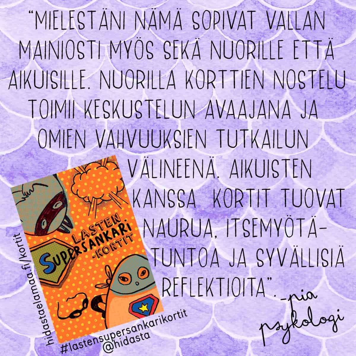 Hidasta Elämää Lasten Supersankarikortit -kortti; suorakaiteen muotoinen, violetti tausta jossa näkyvää tekstuuria; sarjakuvamainen supersankarikuvitus värikkäänä painettuna; käsinkirjoitetun näköistä tekstiä, joka korostaa korttien hyötyjä nuorille ja aikuisille; pinta mattapintainen; ei ihmisiä tai käsiä kuvassa.