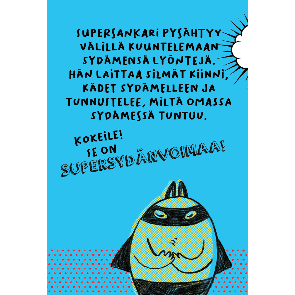 Hidasta Elämää Lasten Supersankarikortit; sarjakuvamainen supersankarihahmo naamio kasvoillaan pitää käsiä rintansa päällä suomenkielisen tekstin vieressä, joka kannustaa kuuntelemaan sydämenlyöntejä ja tunnistamaan tunteita, mattasinisellä taustalla; kompositiossa mustavalkoinen sydänkuvitus; teksti painettu selkeällä groteskifontilla valkoisena; ei tuotepakkausta tai käsiä näkyvissä; kuva litteä ja graafinen tyyliltään.