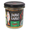 Järki Särki Chili; lasipurkki mustalla kannella tekstillä "Järki Särki Chili", kuvituksena kala ja punaiset chilipaprikat, sisältäen 275 g maukasta ruokaa; purkki läpinäkyvä sylinterinmuotoinen ja kiiltäväpintainen; etiketissä lihavoitu groteskiteksti ja värikkäät kuvitukset; ei ihmisiä tai käsiä kuvassa, vaalea tausta, keskitetty lähikuva.
