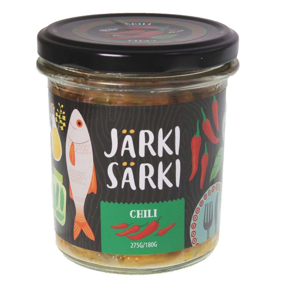 Järki Särki Chili; lasipurkki mustalla kannella tekstillä "Järki Särki Chili", kuvituksena kala ja punaiset chilipaprikat, sisältäen 275 g maukasta ruokaa; purkki läpinäkyvä sylinterinmuotoinen ja kiiltäväpintainen; etiketissä lihavoitu groteskiteksti ja värikkäät kuvitukset; ei ihmisiä tai käsiä kuvassa, vaalea tausta, keskitetty lähikuva.