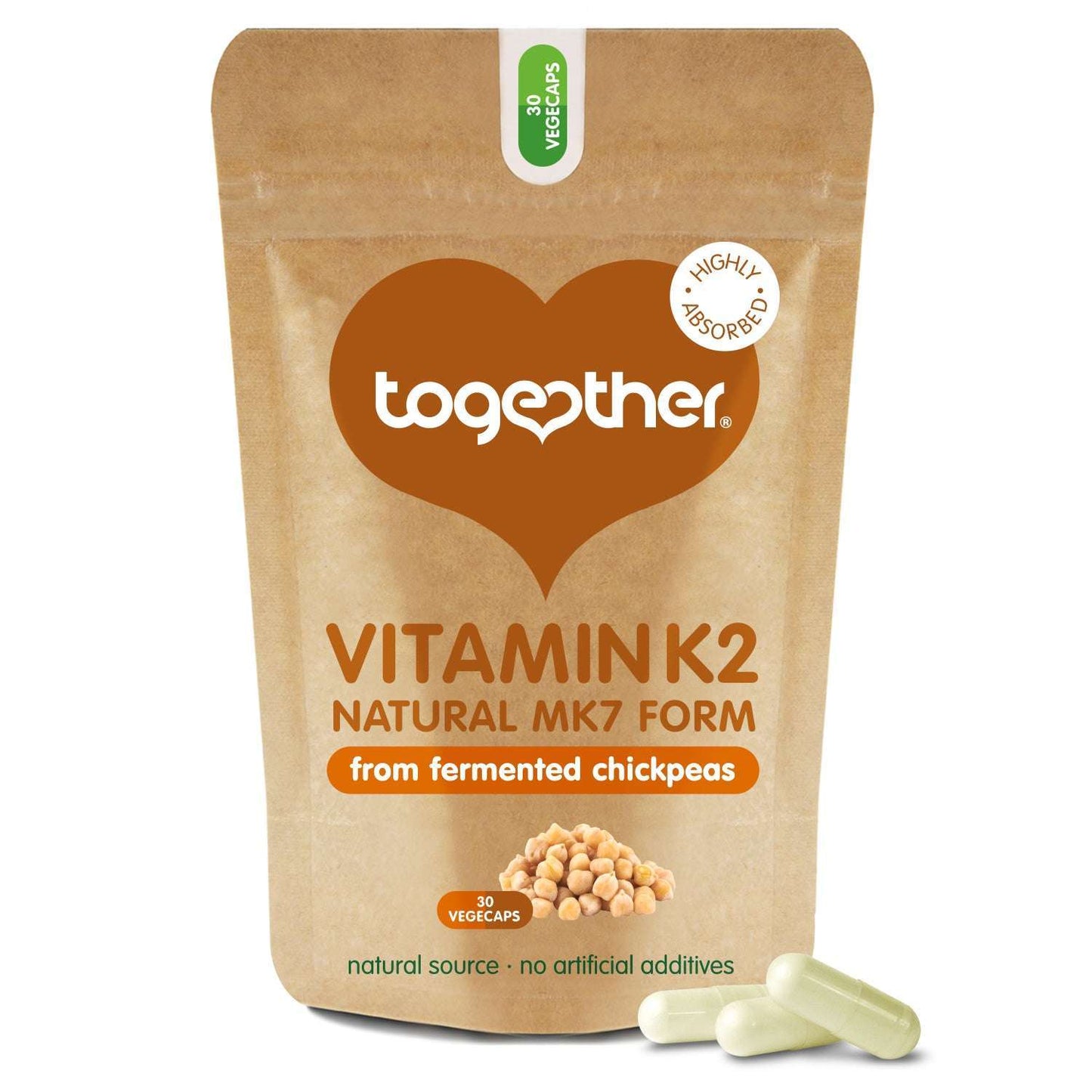 Together Health Vitamin K2; ruskea uudelleensuljettava pussi tekstillä "Together Vitamin K2 Natural MK7 Form from fermented chickpeas", kuvituksena kikherne, sisältää 30 kasviskapselia; kaksi valkoista kasviskapselia esillä pussin edessä; pussi mattapintainen ja suorakulmainen pyöristetyin reunoin; teksti selkeällä groteskikirjasimella valkoisena ja keltaisena; yksivärinen tausta, ei ihmisiä kuvassa.