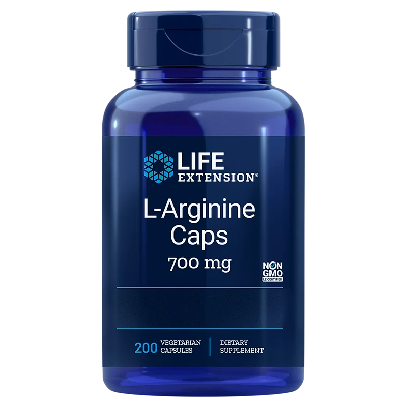 Life Extension L-Arginine; sininen muovipullo kiiltäväpinnalla, sylinterinmuotoinen ruuvikorkilla; etuetiketissä valkoiset ja tummansiniset osiot lihavoidulla groteskitekstillä; luettava teksti: Life Extension L-Arginine Caps 700 mg, 200 kasviskapselia; etiketti mainitsee ravintolisän, muuntogeenittömyyden ja terveen typpioksiditason tuen; valkoinen tausta, ei ihmisiä tai rekvisiittaa kuvassa.