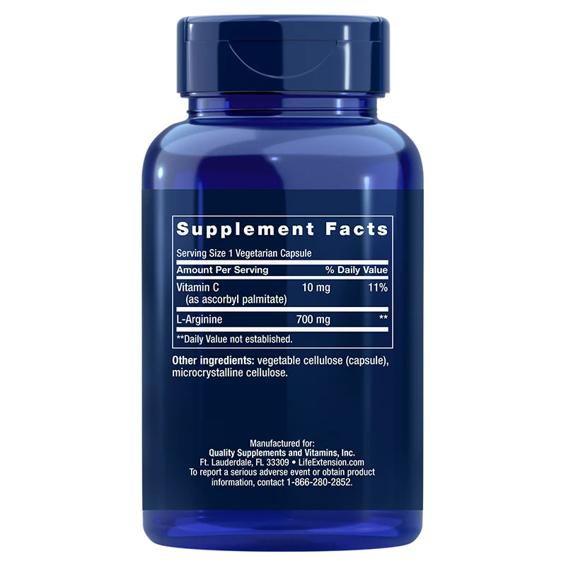 Life Extension L-Arginine; sininen ravintolisäpullo sylinterinmuotoisena kiiltäväpinnalla, pystyssä; Ravintosisältö-etiketti edessä, mustalla tekstillä valkoisella pohjalla listaa C-vitamiinia (10 mg), L-arginiinia (700 mg) kapselia kohden, muita ainesosia sekä valmistajan yhteystiedot; ei ihmisiä tai käsiä kuvassa, neutraali tasaisesti valaistu tausta.