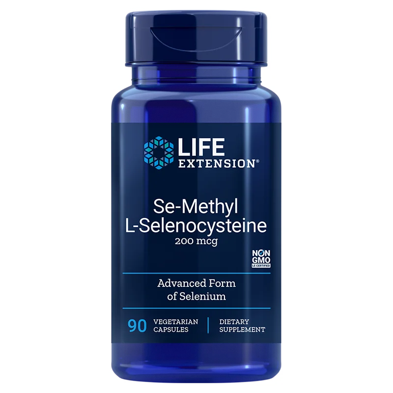 Life Extension Se-Methyl L-Selenocysteine; sininen pullo tekstillä "Life Extension Se-Methyl L-Selenocysteine 200 mcg", sisältää 90 kasviskapselia; tämä pitkälle kehitetty seleenimuoto on muuntogeenitön ravintolisä; pullo sylinterinmuotoinen kiiltäväpinnalla ja valkoisella ruuvikorkilla; etiketti näyttää sinistä ja mustaa lihavoitua groteskitekstiä valkoisella pohjalla; ei rekvisiittaa tai ihmisiä kuvassa, pelkistetty vaalea tausta.