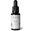 Laponie of Scandinavia Rauhoittava seerumi; 20 ml pipettipullo tekstillä "Laponie of Scandinavia Calming Serum", tarkoitettu ärsytyksen ja punoituksen rauhoittamiseen; sylinterinmuotoinen kirkas tai huurrelasinen pullo mattapintaisena, musta pyöreä pipettikorkki; minimalistinen valkoinen etiketti mustalla groteskitekstillä keskitettynä; vaalea tausta, ei ihmisiä tai esineitä kuvassa.