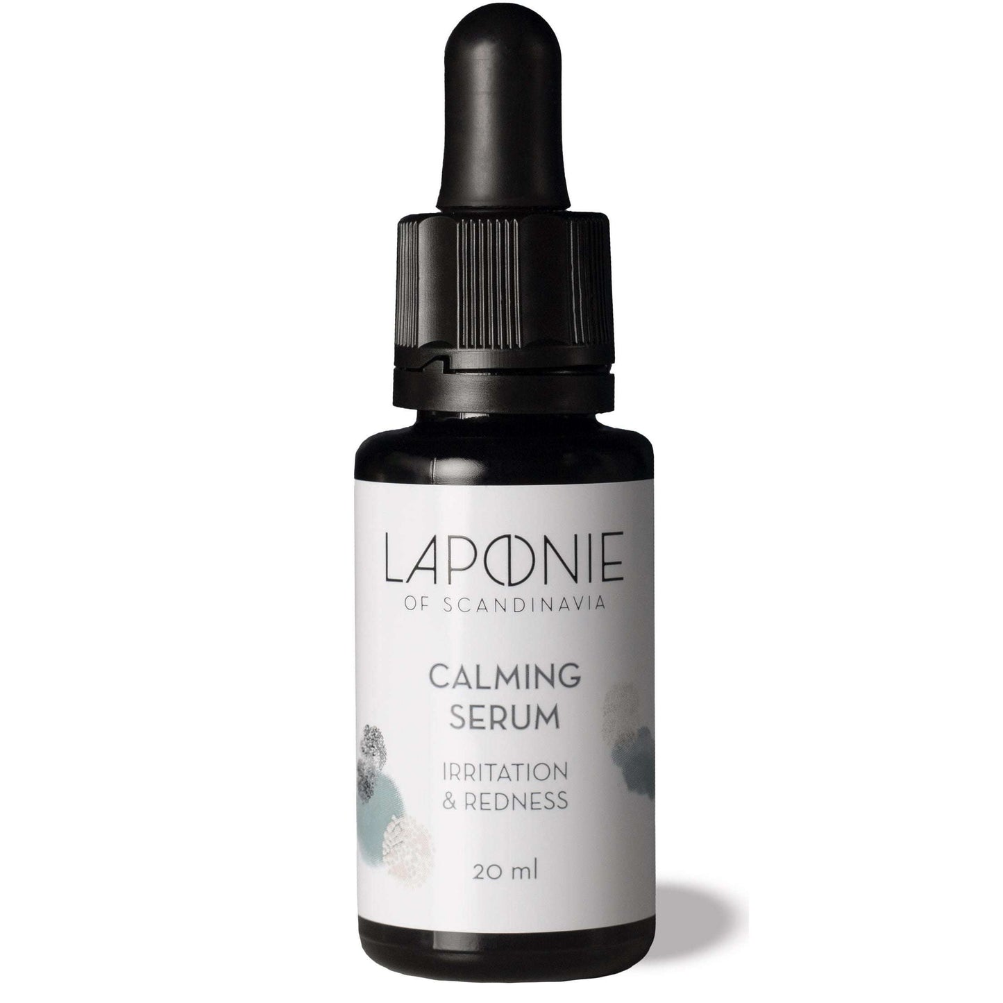 Laponie of Scandinavia Rauhoittava seerumi; 20 ml pipettipullo tekstillä "Laponie of Scandinavia Calming Serum", tarkoitettu ärsytyksen ja punoituksen rauhoittamiseen; sylinterinmuotoinen kirkas tai huurrelasinen pullo mattapintaisena, musta pyöreä pipettikorkki; minimalistinen valkoinen etiketti mustalla groteskitekstillä keskitettynä; vaalea tausta, ei ihmisiä tai esineitä kuvassa.