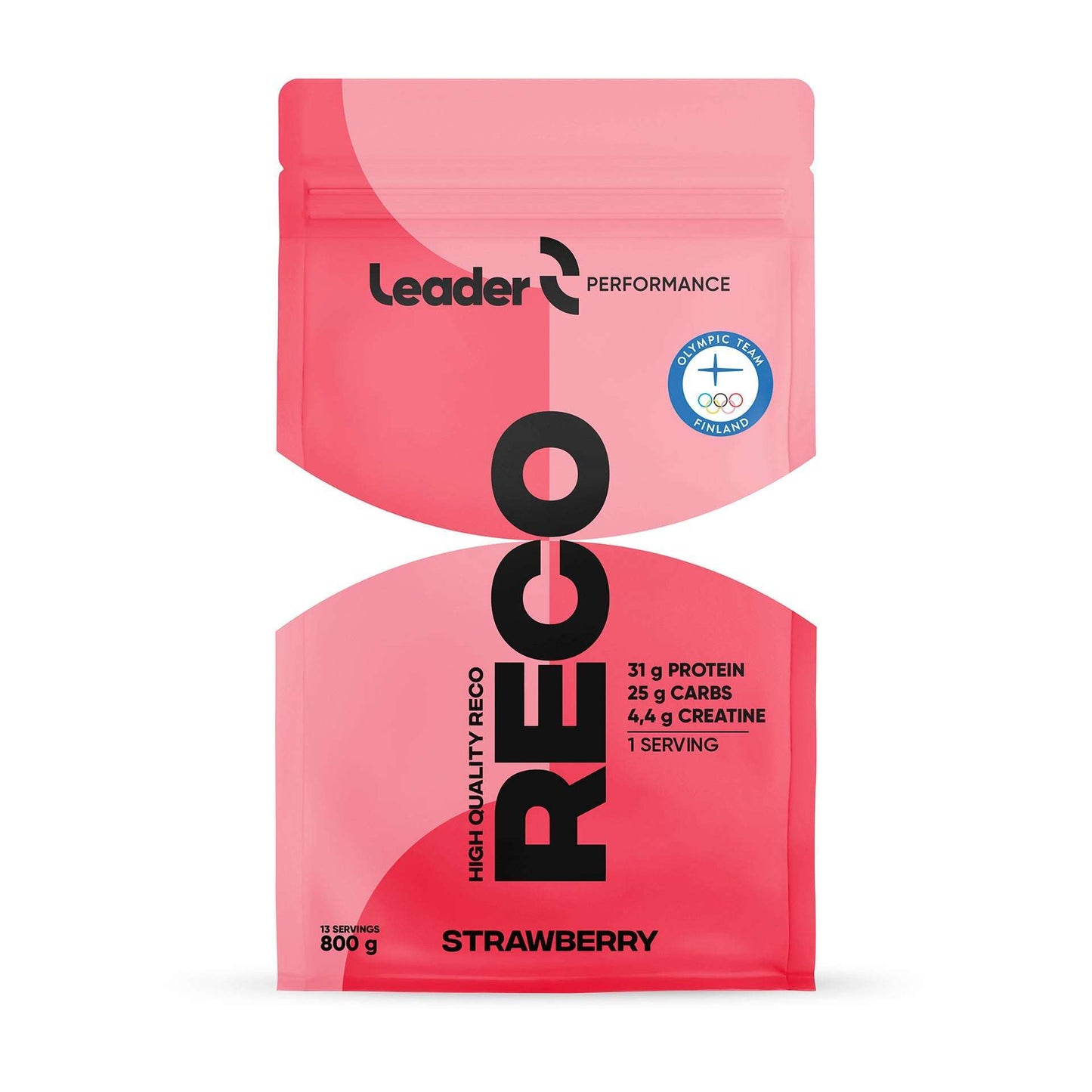 Leader Performance Reco Mansikka; vaaleanpunainen pussi mattapintaisena; ravintotiedot 31 g proteiinia, 25 g hiilihydraatteja ja 4 g kreatiinia annosta kohden; etupuolella Suomen avainlippu-symboli ja teksti "800g"; lihavoitu valkoinen ja musta groteskiteksti; ei ihmisiä tai käsiä kuvassa, yksivärinen neutraali tausta.