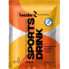 Leader Performance Sports Drink Cola; oranssi ja keltainen jauhepussi Leader-urheilujuomaa kolan maussa, ravintotiedoin 159 kcal, 40 g hiilihydraatteja ja 1 g suolaa annosta kohden, Suomen olympiajoukkueen logolla nesteytyksen tueksi; pussi suorakulmainen kiiltäväpintainen lihavoiduin groteskitekstein etupuolella; tausta tasainen, ei ihmisiä tai käsiä kuvassa.
