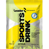 Leader Performance Sports Drink Sitrus; keltainen ja hopeanvärinen mattapintainen pussi tekstillä "Leader Sports Drink Citrus", suorakulmainen, Suomen olympiajoukkueen logolla; luettava teksti kertoo ravintotiedot: 160 kcal energiaa, 40 g hiilihydraatteja ja 1 g suolaa annosta kohden, nettopaino 45 g; lihavoitu groteskikirjasin; kuva näyttää vain pakkauksen tasaisella taustalla, ei ihmisiä tai esineitä kuvassa.
