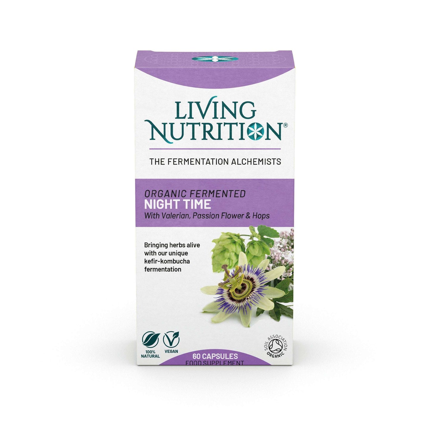 Living Nutrition Night Time; laatikko Living Nutrition Organic Fermented Night Time -kapseleita valeriaanajuurella, kärhökukalla ja rauhoittavalla humalalla; suorakulmainen laatikko mattapintaisena violetein ja valkoisin osioin; kasvikuvituksia etupaneelissa; tuotenimi groteskikirjasimella; luonnollisuutta, vegaanisuutta ja luomua osoittavat sertifiointilogot näkyvissä; ei ihmisiä tai käsiä kuvassa, tuote pelkistetyllä taustalla studiokuvassa.