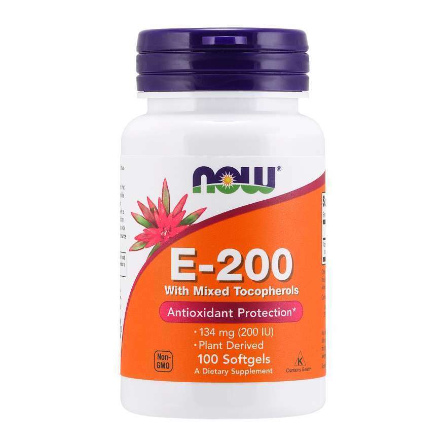 Now Foods E-200 ravintolisä sekatokoferoleilla, antioksidanttisuojaan ja E-vitamiinin saantiin; 100 pehmeäkapselia; pakkaus oranssi-valkoinen violetilla korkilla; pullo sylinterinmuotoista muovia mattapintaisena; teksti lihavoidulla groteskikirjasimella; valkoinen tausta ilman ihmisiä tai käsiä.