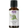 Now Foods Laventeli & Teepuu Eteerinen öljy, 30 ml; ruskea pullo kierrekorkilla, kyljessä tuoreen laventelin ja teepuun oksien kuvitus; pullo sylinterinmuotoinen, läpinäkymätöntä ruskeaa lasia, kiiltäväpintainen; etiketin teksti pääosin groteskikirjasimella violetin ja vihreän sävyissä; valkoinen tausta, kuvattu pelkkänä tuotteena ilman ihmisiä tai muita esineitä.