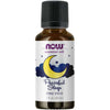 Now Foods Peaceful Sleep Oil Blend; tumman meripihkanvärinen pullo mustalla muovikorkilla, sylinterinmuotoinen; etiketissä kuvituksena kuunsirppi, pilviä ja tähtiä; teksti lihavoidulla groteski- ja antiikvakirjasimella violetin ja mustan sävyissä; tuotekoko 1 fl. oz (30 mL); vaalea, neutraali tausta ilman ihmisiä tai käsiä kuvassa.