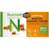 Nutrilett Ateriankorvikepatukka Smooth Caramel Toffee 4-pack; suorakulmainen pakkaus mattapintaisena, pääväreinä valkoinen ja oranssi; kuvituksena karamellipaloja; luettavassa tekstissä korostetaan korkeaa proteiinipitoisuutta, neljää patukkaa pakkauksessa, 30 % vähemmän sokeria ja painonhallintaa; groteskikirjasin hallitsee etikettiä; tasokuva neutraalilla taustalla, ei ihmisiä.