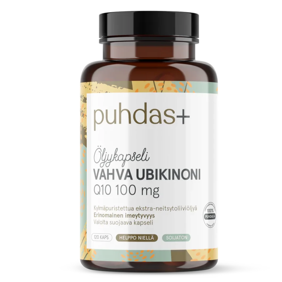 Puhdas+ Vahva Ubikinoni Q10 100 mg; ruskea muovipullo valkoisella mattapintaisella etiketillä ja mustalla kierrekorkilla; groteskityyppografia mustana ja sinisenä esittää suomenkielistä tuotetietoa annostuksesta ja hyödyistä; lieriön muotoinen pullo, ei ihmisiä tai käsiä, valkoinen tausta, suora tuotekuva.