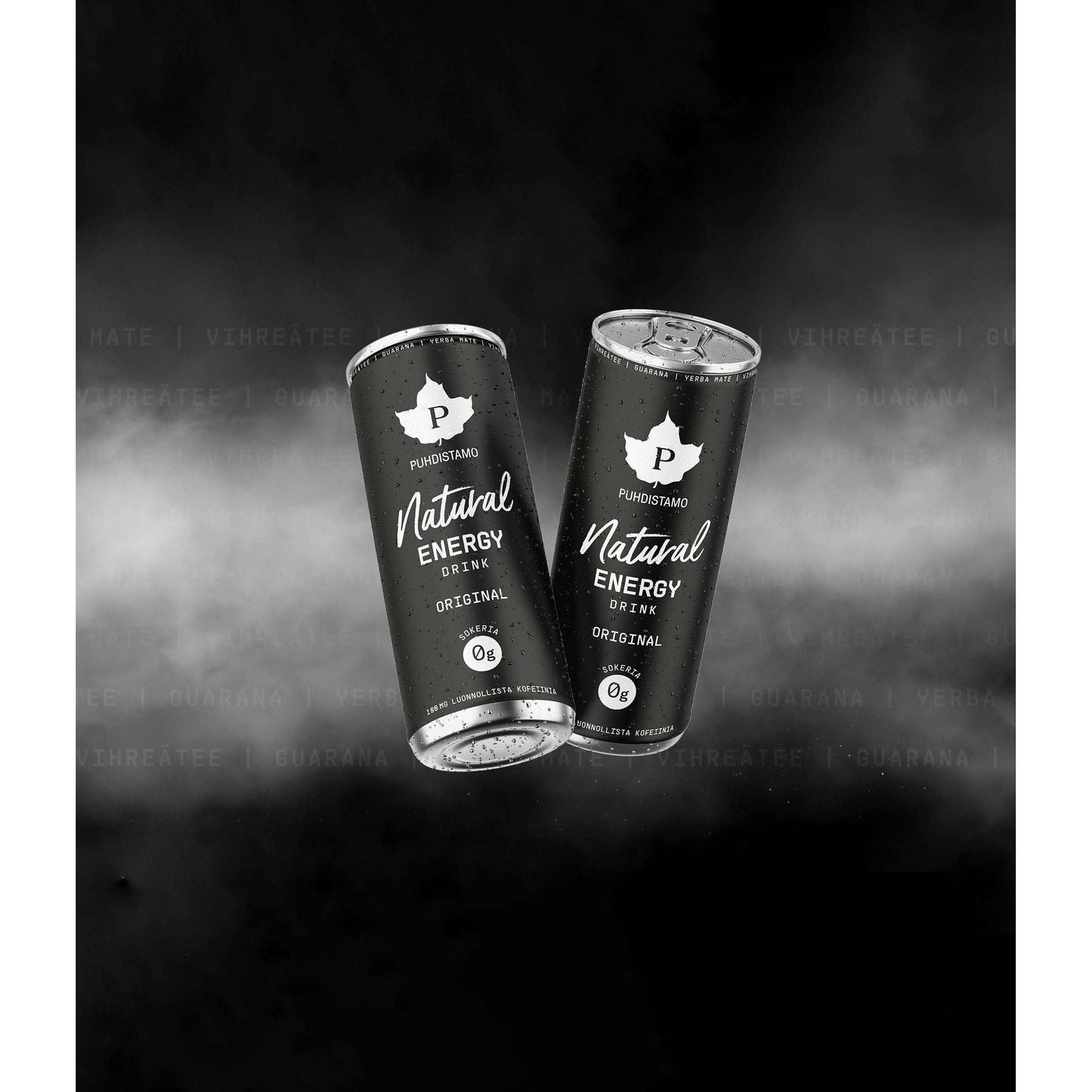 Puhdistamo Natural Energy Drink Original; kaksi tölkkiä savuisen mustalla taustalla, molemmat sylinterinmuotoisia hopeanharmaita mattapintaisia, minimalistinen valkoinen tekstiys; taustalla himmeästi erottuvat sanat "mate, vihreätee, guarana"; kirjasin tiivis ja moderni; ei ihmisiä tai toimintaa kuvassa.