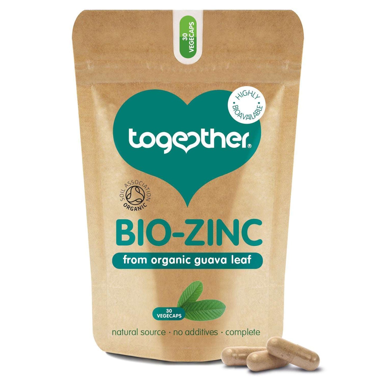 Together Health Bio-Zinc; ruskea mattapintainen pussi tekstillä "BIO-ZINC" luomuguavanlehdestä, valkoinen ja vihreä groteskiteksti; luettavassa tekstissä mainitaan 30 kasviskapselia ja luonnollinen, luomu- sekä hyvin biosaatavilla oleva sinkki; kaksi beigeä kapselia neutraalilla alustalla pystyssä olevan pussin edessä; studiovalaistus, vaalea tausta, ei ihmisiä tai käsiä.