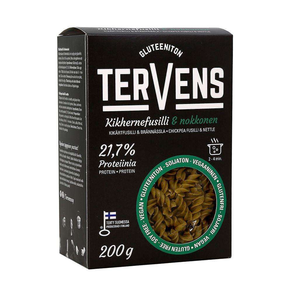 Tervens Kikhernefusilli & Nokkonen, gluteeniton pasta, 200 g; musta rasia, jossa maininta vegaanisesta ja proteiinipitoisesta (21,7%) tuotteesta; etusivulla ikkuna, josta näkyy pasta; teksti suomeksi; suorakulmainen rasia mattapinnalla, groteskifonttia, tuotenimi keskitettynä yläosaan; kuvattu tasaisella alustalla, ei ihmisiä tai käsiä.