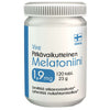 Vire Melatoniini 1,9 mg; lieriömäinen valkoinen muovipullo mattapinnalla ja tasaisella valkoisella korkilla; etiketissä "Melatoniini 1,9 mg" lihavoiduin sinisin kirjaimin sekä pienempää suomenkielistä tekstiä annostuksesta ja määrästä sinisin korostuksin; sisältää 120 tablettia; hidasvaikutteinen, Suomessa valmistettu melatoniinilisä; vaalea, siisti tausta, ei ihmisiä tai käsiä.