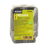 Aduki Luomu Beluga Linssi, 500 g; suomen- ja ruotsinkielistä tuotetietoa, ravintosisältöä ja keittöohjeita etiketissä; suorakulmainen muovi- tai foliopakkaus mattapinnalla, pääosin tummasävyinen ulkoasu; Aduki-logo lihavoidulla groteskifontilla; vaalea studiotausta, ei ihmisiä tai käsiä.