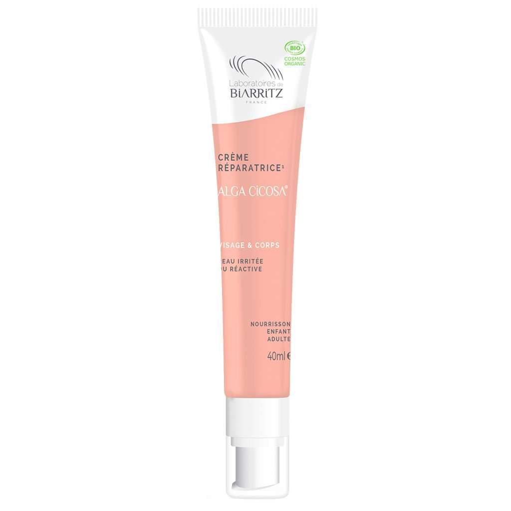 Alga Cicosa Reparative Cream Korjaava Hoitovoide; vaaleanpunainen ja valkoinen tuubi tekstillä "Laboratoires de Biarritz Crème Réparatrice Alga Cicosa", 40 ml, rauhoittavaa hoitoa ärtyneelle tai reagoivalle iholle kasvoilla ja vartalolla; tuubi pystyssä mattapinnalla ja pyöristetyin reunoin; teksti painettu sekä serif- että groteskifontilla; ei ihmisiä tai käsiä; tausta valkoinen, tuote keskitettynä studiotyylisessä kuvassa.