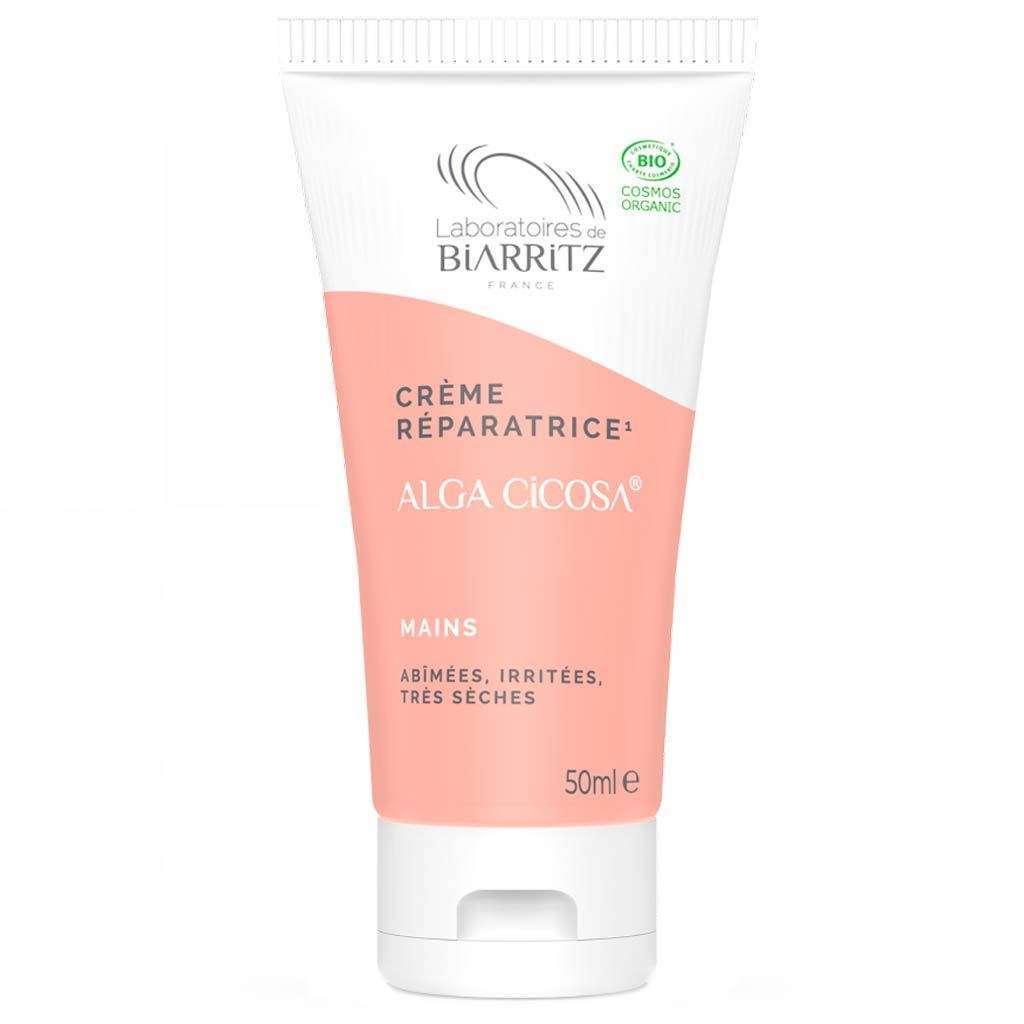 Alga Cicosa Reparative Hand Cream Korjaava Käsivoide; 50 ml tuubi Laboratoires de Biarritz Alga Cicosa -korjaavaa käsivoidetta vaurioituneille, ärtyneille tai hyvin kuiville käsille, rauhoittava koostumus ja valkoinen-vaaleanpunainen etiketti; tuubi läpinäkymätöntä valkoista mattamuovia pyöristetyin reunoin; etiketissä tummaa groteskitekstiä ranskaksi ja englanniksi; ei ihmisiä tai käsiä kuvassa; valkoinen tausta kirkkaassa valaistuksessa, tavanomainen tuotekuva.