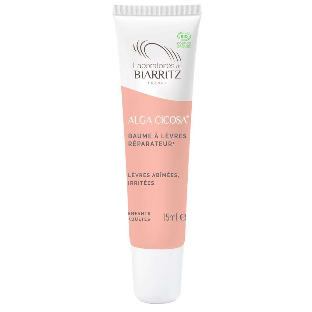 Alga Cicosa Reparative Lip Balm Korjaava Huulivoide; tuubi Laboratoires de Biarritz Alga Cicosa -korjaavaa huulivoidetta rauhoittavin ainesosin vaurioituneille, ärtyneille huulille, koko 15 ml, vaaleanpunainen ja valkoinen pakkaus; tuubi muovia mattapinnalla, kapea kärki; tuotenimi ja brändi painettu selkeällä groteskitekstillä; tausta valkoinen, ei ihmisiä tai käsiä näkyvissä; studiotyylinen tuotekuva.