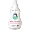 Attitude Eco-Baby Pyykinpesuaine Tuoksuton -pullo (Nature+ Technology), valkoinen mattamuovi, kaareva kahva, pingviini- ja puukuvitus; vaaleanpunainen korkki, vihreä-vaaleanpunainen etiketti, "fragrance-free", "35 loads"