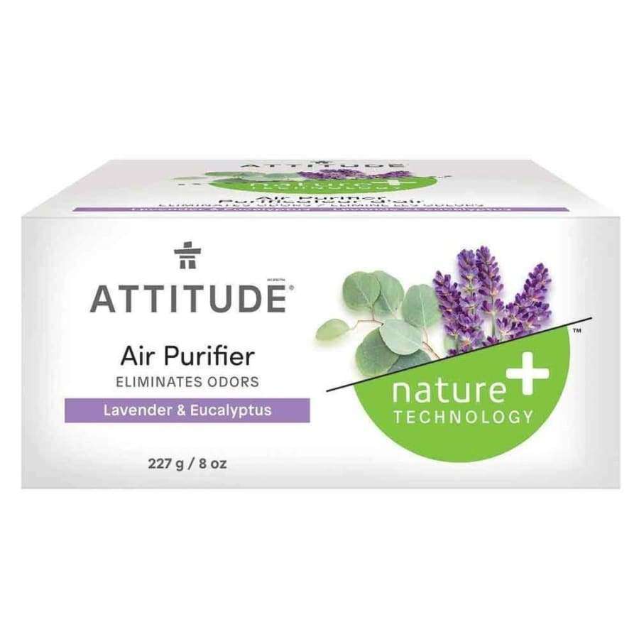 Attitude Air Purifier -pakkaus, laventeli- ja eukalyptustuoksu, kuvia laventelinkukista ja eukalyptuksenlehdistä; suorakulmainen pahvipakkaus mattapinnalla; päävärit valkoinen ja violetti vihrein korostuksin; luettavassa tekstissä tuotenimi, tuoksu, Nature+ Technology -korostus, käyttötarkoitus ja nettopaino; ei ihmisiä tai käsiä näkyvissä; yksinkertainen studiotausta, pakkauksen etupuoli täysin näkyvissä.