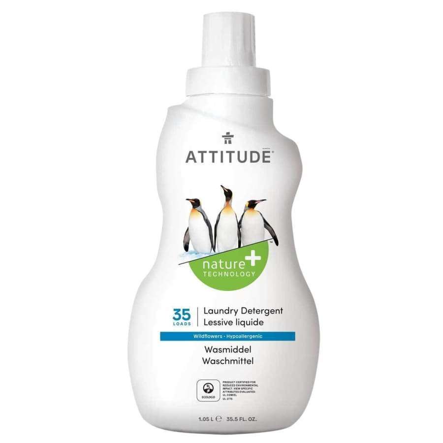 Attitude Pyykinpesuaine Wildflowers -pullo, valkoinen mattamuovi, kaareva runko ja kahva; kolme pingviinikuvitusta, vihreä nature+ TECHNOLOGY -teksti, "35 loads", "hypoallergenic"