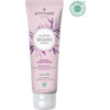 Attitude Super Leaves Kosteuttava Hoitoaine; putkilo tekstillä "Attitude Super Leaves Science Natural Conditioner, Moisture Rich" sisältäen kiinoaa ja jojobaa, 240 ml; vaaleanpunainen tausta violetein lehtikuvituksin; muovipakkaus mattapinnalla, lieriömäinen muoto; groteskityyppiä eri painoisena; EWG Verified -logo oikeassa yläkulmassa; ei ihmisiä tai käsiä, vaalea studiotausta.