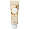 Attitude Super Leaves Tuuheuttava Hoitoaine; beige putkilo tekstillä "Attitude Super Leaves Science Natural Conditioner, Volume & Shine", etuosassa kasvikuvitus; muovinen mattapintainen pakkaus, lieriömäinen läppäkorkillinen putkilo; tuote- ja brändinimi groteskifontilla, etiketissä mainitaan kasviperäisyys; vaalea tausta, ei ihmisiä tai käsiä, kuvattu edestä silmän tasolta.