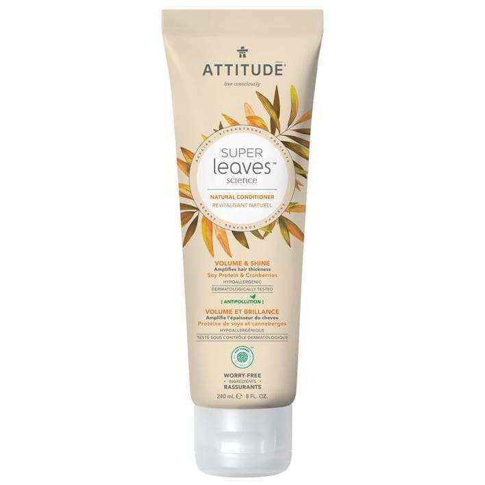 Attitude Super Leaves Tuuheuttava Hoitoaine; beige putkilo tekstillä "Attitude Super Leaves Science Natural Conditioner, Volume & Shine", etuosassa kasvikuvitus; muovinen mattapintainen pakkaus, lieriömäinen läppäkorkillinen putkilo; tuote- ja brändinimi groteskifontilla, etiketissä mainitaan kasviperäisyys; vaalea tausta, ei ihmisiä tai käsiä, kuvattu edestä silmän tasolta.