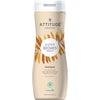 Attitude Super Leaves Tuuheuttava Shampoo; beige Attitude Super Leaves Science -shampoopullo vihreällä lehtigrafiikalla, mattapinta ja suorakulmainen pyöristetty muoto; pääetiketissä lukee "Volume & Shine", ainesosina soijaproteiini ja karpalo, mainitaan hypoallergeenisuus ja saasteilta suojaava vaikutus; tilavuus 473 ml (16 fl oz); ei ihmisiä tai käsiä, vaalea tausta suoraviivaisessa valaistuksessa.