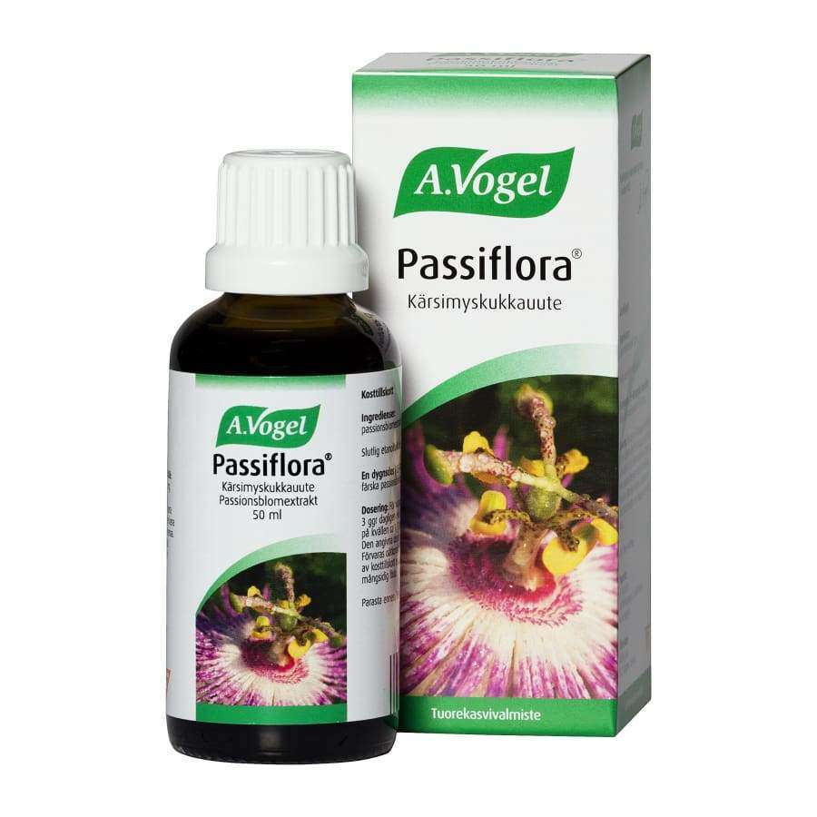 A.Vogel Passiflora -pullo ja pakkaus, passionkukkauute, kukkakuva molemmissa; ruskea lasipullo valkoisella kierrekorkilla, vihreä-violetti etiketti, valkoinen pakkaus vihrein yksityiskohdin