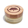 balmyou natural cosmetics pure shea butter -purkki, pyöreä astia puisella kannella, jossa kaiverrettu puu ja teksti balmyou; purkki täynnä kermaista sheavoita; astian pinta sileä ja mattamainen, kannessa luonnollinen puunsyy näkyvissä; kannen fontti tekstausvapaata, laserkaiverrettua suuraakkosin; tausta valkoinen, tuote keskitetty, ei ihmisiä näkyvissä.