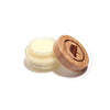 balmyou pure shea butter -lasipurkki puisella kannella, osittain avattuna paljastaen kermaisen tuotteen sisällä; läpinäkyvä purkki sylinterimäinen ja sileäpintainen, kansi litteä näkyvin puunsyyin ja kaiverretulla puukuvituksella; etusivulla vähän etikettitekstiä; tuote valkoista taustaa vasten tasaisessa valaistuksessa.