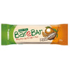 BareBar-hedelmä- ja pähkinäpatukka oranssissa ja vihreässä mattakääreessä, suorakulmainen sinetöidyin reunoin; luettavassa etiketissä lukee 100% RAW, Fruits • Nuts • Berries sekä maininta Orange & Raw Cocoa -mausta; kuvitettuja appelsiiniviipaleita ja kaakaopapua etupuolella; tekstausvapaata fonttia tuotenimessä ja makutiedoissa; tausta yksinkertainen, ei ihmisiä tai rekvisiittaa näkyvissä.