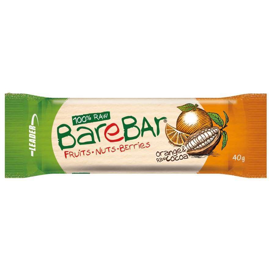 BareBar-hedelmä- ja pähkinäpatukka oranssissa ja vihreässä mattakääreessä, suorakulmainen sinetöidyin reunoin; luettavassa etiketissä lukee 100% RAW, Fruits • Nuts • Berries sekä maininta Orange & Raw Cocoa -mausta; kuvitettuja appelsiiniviipaleita ja kaakaopapua etupuolella; tekstausvapaata fonttia tuotenimessä ja makutiedoissa; tausta yksinkertainen, ei ihmisiä tai rekvisiittaa näkyvissä.