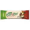 BareBar Taateli-Cashewpatukka; suorakaiteen muotoinen, joustava pakkaus, jossa mattapintaiset vihreät ja punaiset osiot; etiketissä lukee "100% raw" sekä "Fruits, Nuts, Berries, Date & Cashew" lihavoidulla groteskityypillä; kuvituksessa taateleita, cashewpähkinöitä ja marjoja; ei ihmisiä; tuote kuvattu yksin vaalealla taustalla.