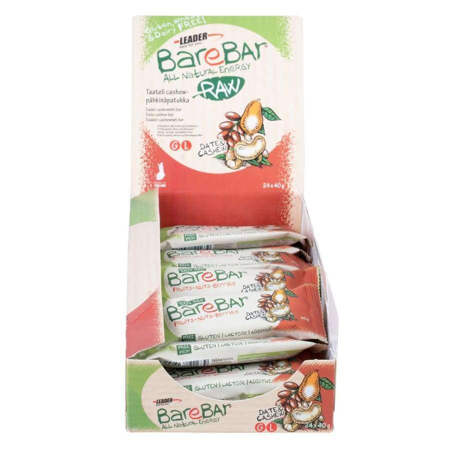 BareBar RAW energy bars -myymälänäyttölaatikko, sisältää useita yksittäin käärittyjä patukoita; laatikko suorakulmainen mattapinnalla, pääväreinä beige ja ruskea; pakkauksessa kuvia cashewpähkinöistä ja taateleista sekä luettavaa tekstiä "natural" ja "gluten-free"; typografia tekstausvapaata fonttia; ei ihmisiä tai käsiä näkyvissä; tausta valkoinen.