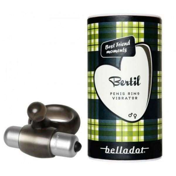 Belladot Bertil Värisevä Penisrengas; musta penisrengasvibraattori pakkauksensa vieressä, joka on sylinterimäinen säilytysrasia vihreällä ruutukuviolla ja tekstillä "Bertil Penis Ring Vibrator for Best Friend moments"; renkaan pinta sileä ja mattapintainen, soikea värisevä osa; pakkauksen tausta valkoinen, ei ihmisiä tai käsiä näkyvissä; kuva tuotekeskeinen ja tasaisesti valaistu.