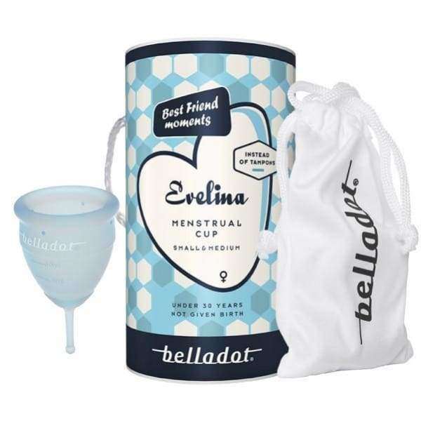 Belladot Evelina Menstrual Cup Kuukautiskuppi -kuukautiskuppi vaaleanpunaisen kangaspussin vieressä; läpikuultavaa, mattapintaista silikonia, kellomainen muoto ja lyhyt varsi; pakkauksessa painettua grafiikkaa ja tekstausvapaata tekstiä, joka ilmoittaa koon (small/medium) ja suosittelee tuotetta alle 30-vuotiaille ja synnyttämättömille; kuvattu valkoista taustaa vasten, ei ihmisiä näkyvissä.